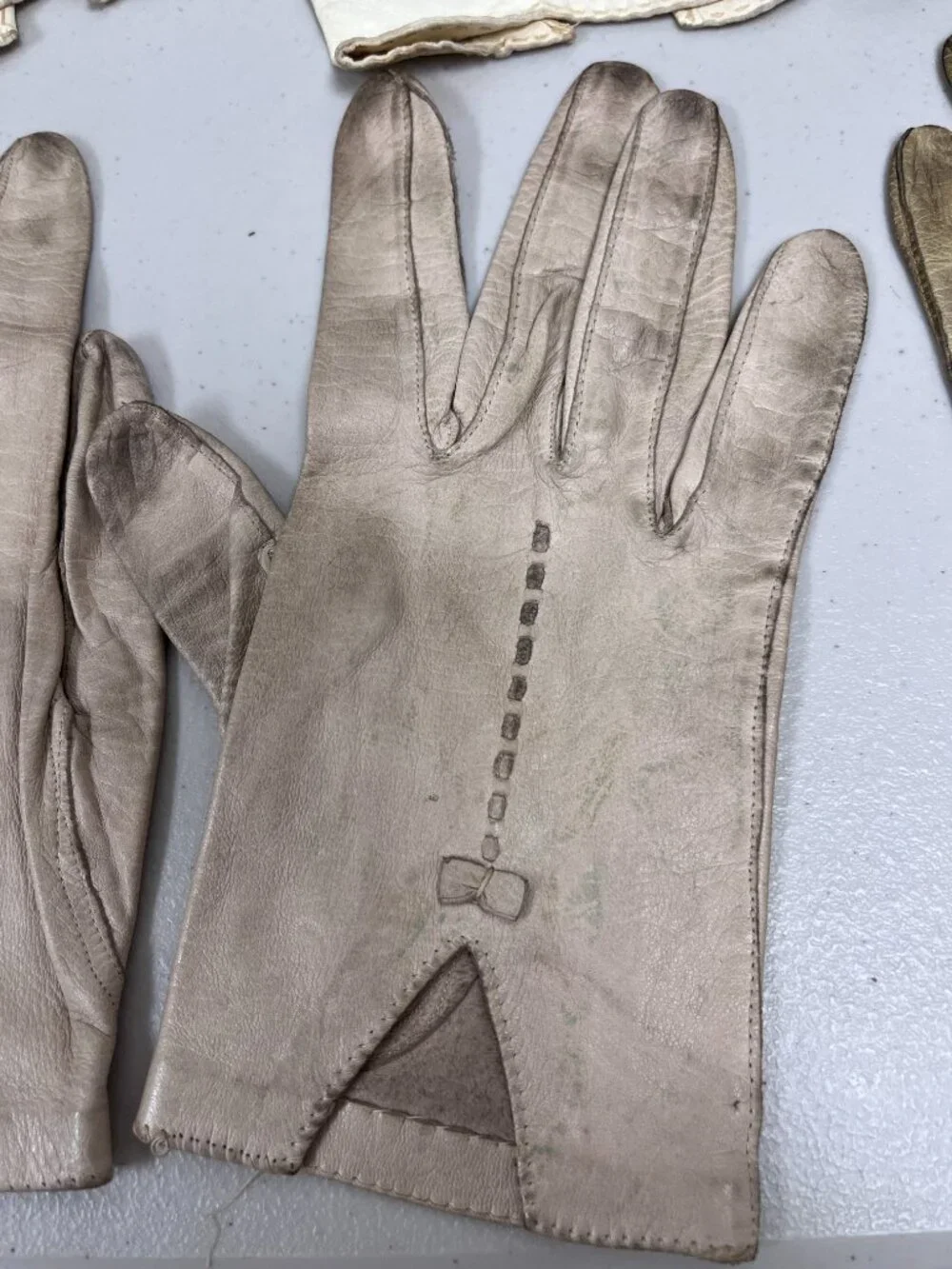 Vintage 70s kid leather gloves made in Italy Gimbels 3 pair green cream white